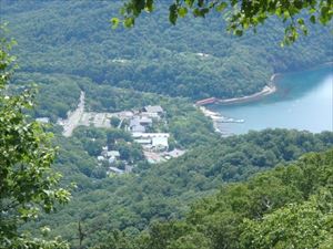 登山途中から見える支笏湖温泉街