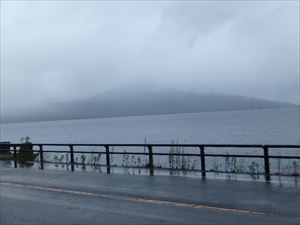 支笏湖畔から見た風不死岳の様子