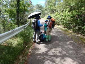 歩道上で親子4人のグループにお会いしました。