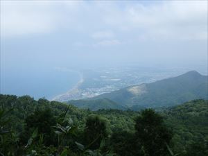 山頂手前から見た石狩湾