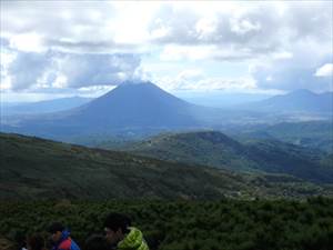 山頂から見た羊蹄山