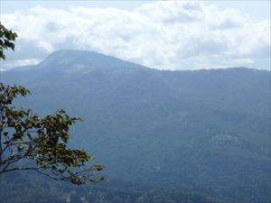 山頂から見た無意根山（標高1464ｍ）