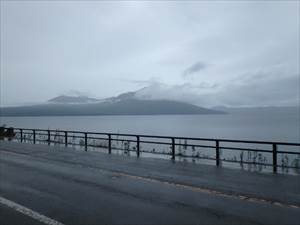 支笏湖畔から見た風不死岳