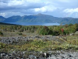 支笏湖の奥に紋別岳（中央）とイチャンコッペ山（左）が望めます。