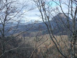 木々の葉が落ち、山頂から定山渓天狗岳が一望できました。