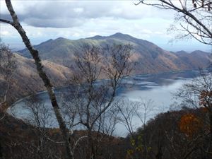 五合目付近から見た支笏湖と紋別岳