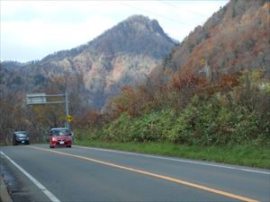 国道230号線から見た小天狗岳の全景