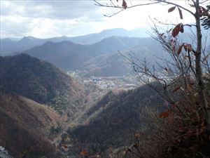 同じく山頂手前から見た定山渓温泉街