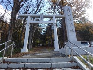 定山渓神社の奥を進むと夕日岳の入山口があります。