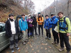 ここから入山する北海道大学医学部のみなさん