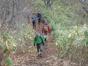 旭山記念コースと慈啓会病院前コースからのＴ６分岐点では家族で登山されている方もいました。