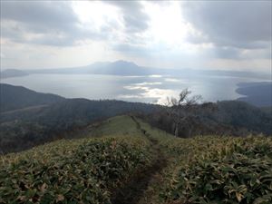 雲間から漏れている太陽の光が支笏湖に反射しています。