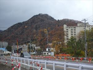 230号線から見た朝日岳の全景