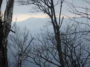 山頂から見た空沼岳の様子