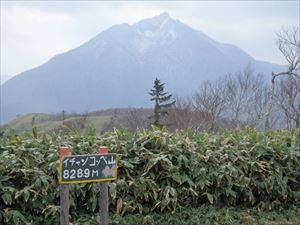 登山中のトイレルールを説明の上、リーフレットと携帯トイレを配布しました。