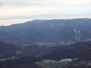 山頂から見た空沼岳方面