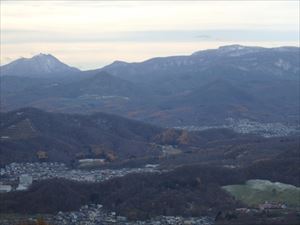 山頂から見た恵庭岳（左側）