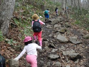 旭山記念コースと慈啓会病院前コースからのＴ６分岐点では家族で登山されている方もいました。