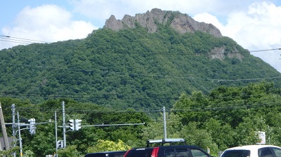 国道230号線から見た八剣山