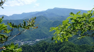 山頂手前から見た札幌岳方面、温泉街の様子