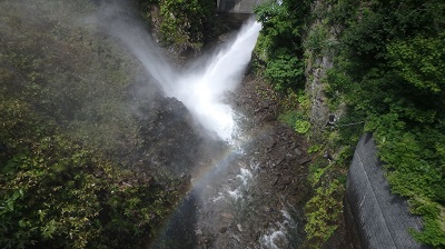 サッポロ湖のダム放水の様子