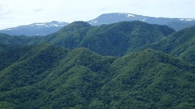 山頂から見た無意根山（右）、中岳（左）
