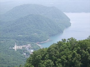 山頂手前から見た支笏湖と温泉街