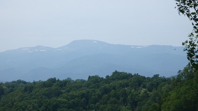 山頂から見た無意根山（右）、中岳（左）
