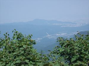 山頂から見た藻岩山と札幌の街並み