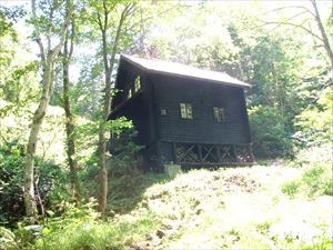 入山口から1時間ほど歩くと冷水小屋に到着します。