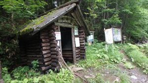 空沼岳登山口の木天蓼小屋