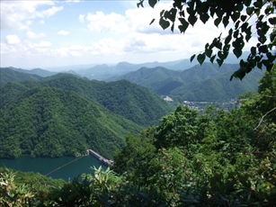 山頂手前から見たさっぽろ湖と定山渓温泉街