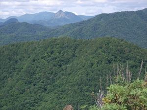 定山渓天狗岳(標高1145メートル)、遠くに余市岳(標高1488メートル)も見えます。