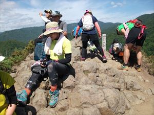 山頂の様子。山頂は狭く、足場も悪いため細心の注意が必要です。