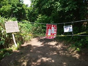 旭山公園側にヒグマ出没のため入山禁止のお知らせがあります。