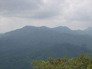 山頂から見た砥石山方面、本日は視界不良でした。