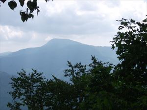 山頂手前から見た無意根山の様子