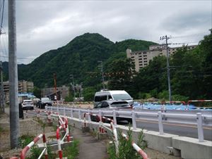 国道230号線の定山渓温泉街から見た朝日岳