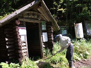 木天蓼小屋周辺の雑草の刈り取りを行いました。