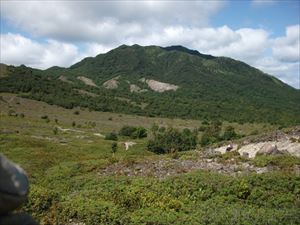 樽前コースの入山口から樹林帯を抜けると、風不死岳の全景が確認できます。