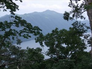4合目付近から見た紋別岳と支笏湖の様子