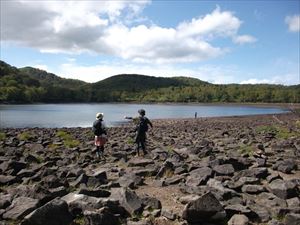 真簾沼でお会いした方々にリーフレットをお渡しし、登山ルールについてお話ししました。