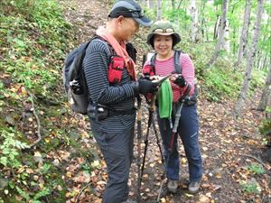 歩道上でお会いした方に、登山ルールに関するリーフレットをお渡ししました。