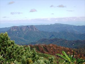 分岐点手前から見た定山渓天狗岳(手前)。奥に手稲山(標高1023メートル）見えます。