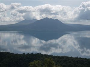 風不死岳、支笏湖に波がないため、鏡のようにきれいに風不死岳が映っています。