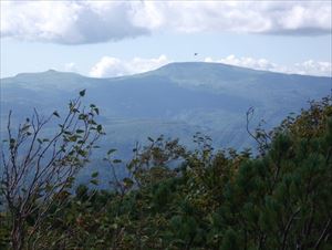 無意根山（右、標高1464メートル）、中岳（左、標高1388メートル）