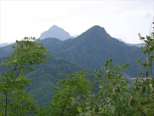 小天狗岳（手前）、後方には定山渓天狗岳などが見えます。