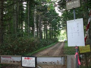 入山口に向かう盤の沢林道ゲートです