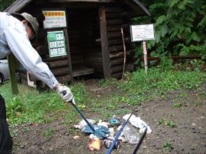 定山渓天狗岳の駐車スペースのゴミ拾いを行いました。