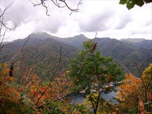 山頂手前から見た烏帽子岳(標高1109メートル)と神威岳(標高983メートル、山頂がドーム状に突き上げた形)